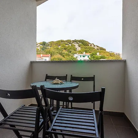 Domagoj D&d, Apartman