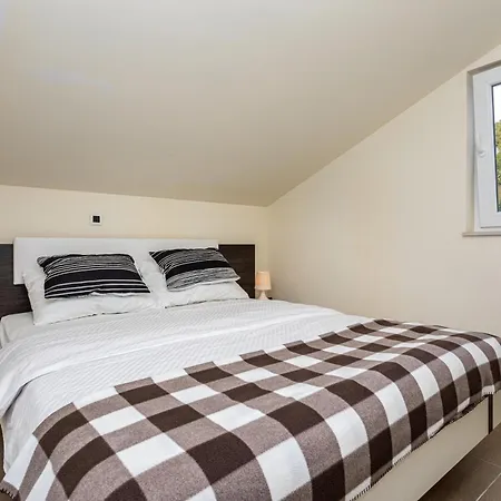 Domagoj D&d, Apartmán